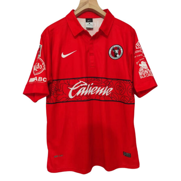 CopiadeTextodoseuparagrafo-2025-08-29T214206.265 Tijuana Retro Home Fan Jersey 2012/13 - Imagem 1
